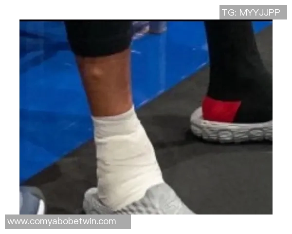 库里透露上半场扭伤脚踝情况不严重期待尽快恢复状态 库里透露上半场扭伤脚踝情况不严重期待尽快恢复状态